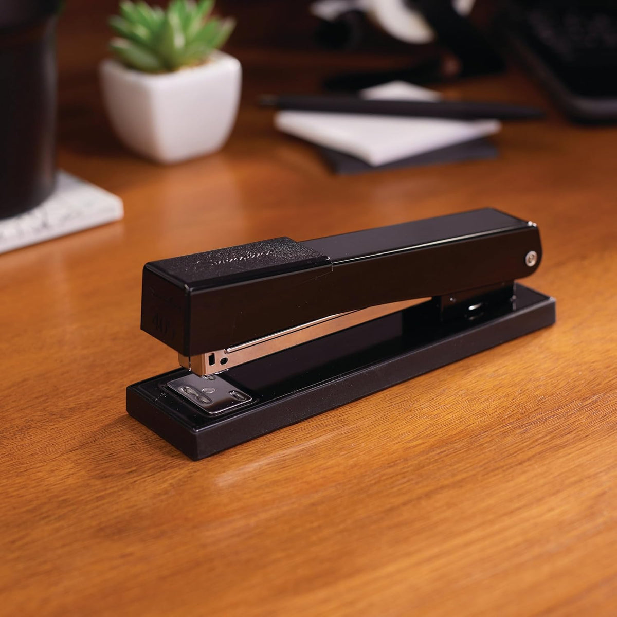 Swingline Stapler, 20 Sheet Capacity, LightDuty 405, Jam Free, Metal, Black (S7040501)